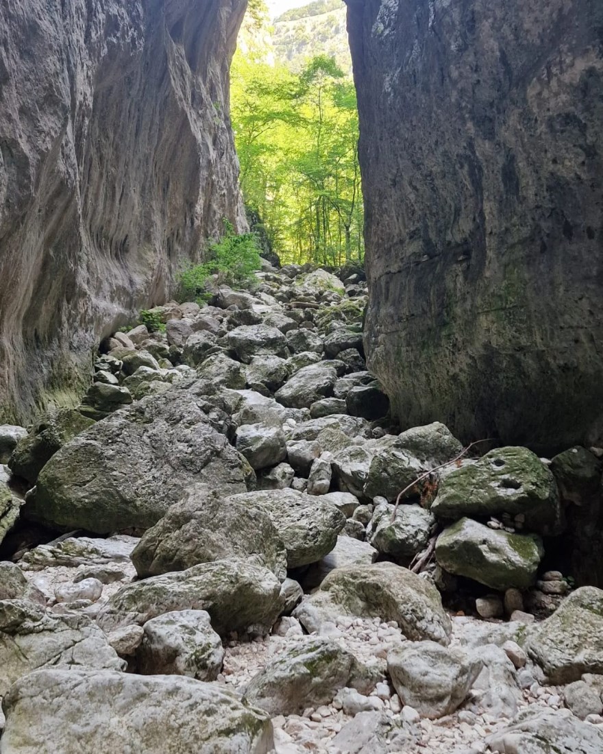 Vista dall'interno delle Gole, Facebook